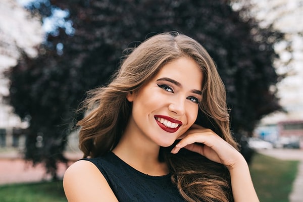 Modern fotoğraf kültürünün yaygınlaşmasıyla birlikte, bu poz öğrenilmiş bir davranışa dönüştü.