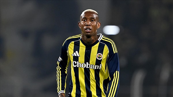 Talisca kanser hastası bir çocuğa yardım etmek isterken çeteyi fark etti.