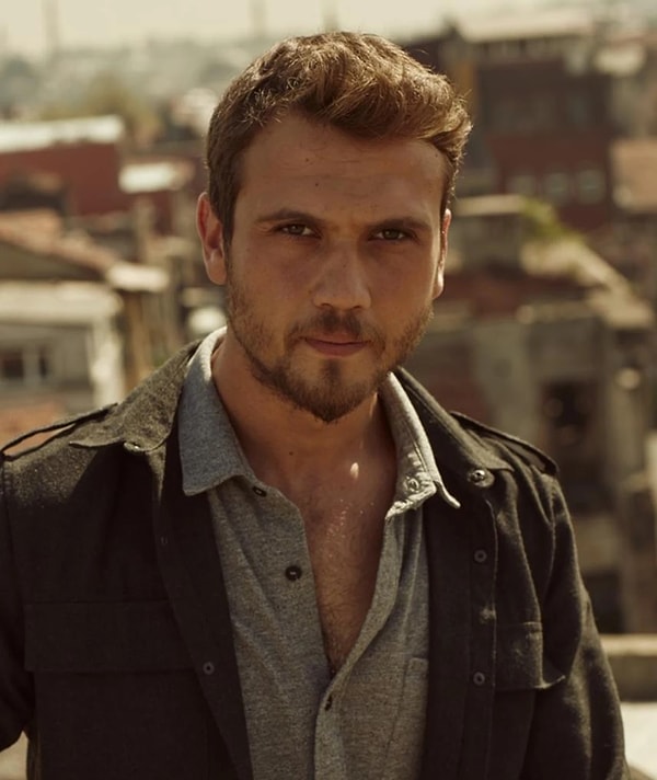 Show TV ekranlarında yayınlanan Deha dizisinde izlediğimiz Aras Bulut İynemli, Netflix yapımıyla geri dönmeye hazırlanıyor.