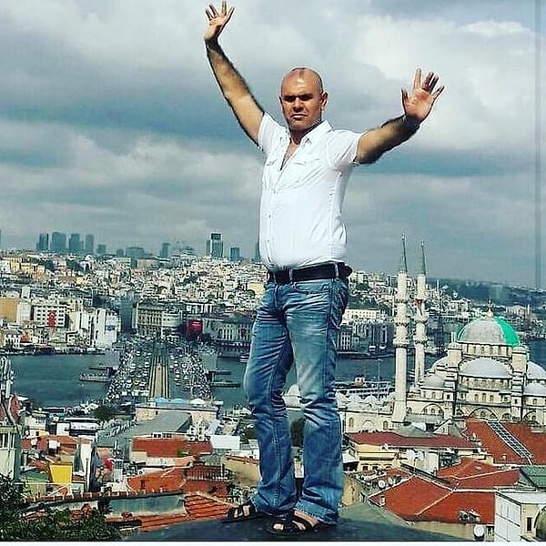 While Ajdar first gained recognition in the early 2000s through his participation in the Turkish Popstar competition, it was his unique musical style that truly catapulted him to phenomenon status.