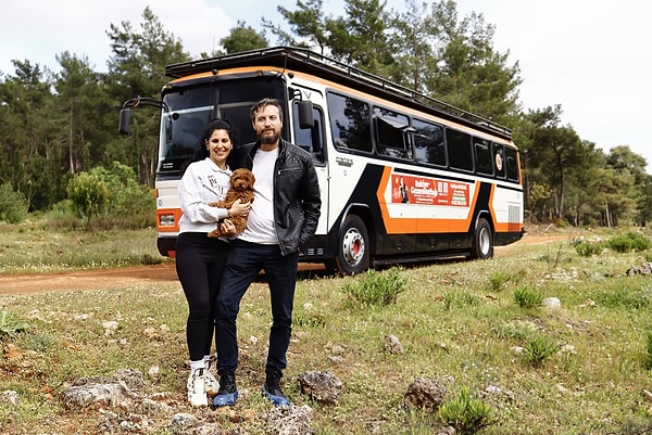 Son 1,5 yıldır iki çocukları, kedi ve köpekleriyle tam zamanlı göçebe hayatın tadını çıkaran çift, şimdiden 10 bin kilometre yol kat etti bile.