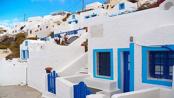 Dünyanın dört bir yanından turistlerin ve influencer’ların akın ettiği Kiklad Adaları, bembeyaz duvarları ve canlı mavi kapılarıyla tanınır.