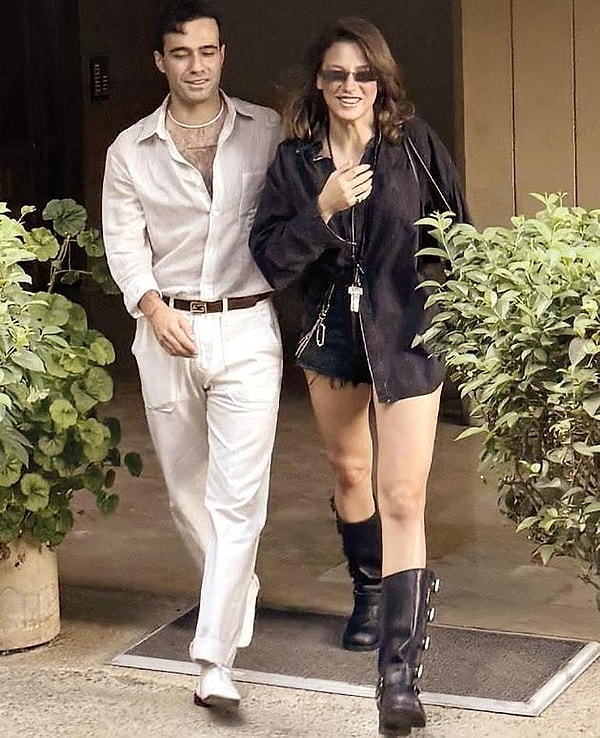 Serenay Sarıkaya ve Mert Demir, 8 Mayıs 2026’da gerçekleşen lansman gecesinde Mert Demir’in “Gözlerime Bak” şarkısı eşliğinde romantik bir dans sergiledi.