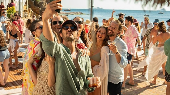 Serenay Sarıkaya’s “Kimler Geldi Kimler Geçti” Enters Netflix Global Top 10 With Season 3