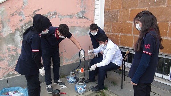 Projeye katılan öğrenciler, ürettikleri parke taşlarına dayanıklılığı nedeniyle "Ölümsüz Taşlar" adını verdi.