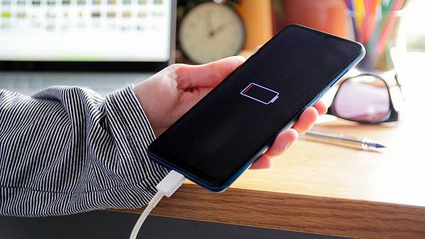 The operating principle of Lithium-ion (Li-ion) batteries used in smartphones is likened to the water-holding capacity of a sponge.