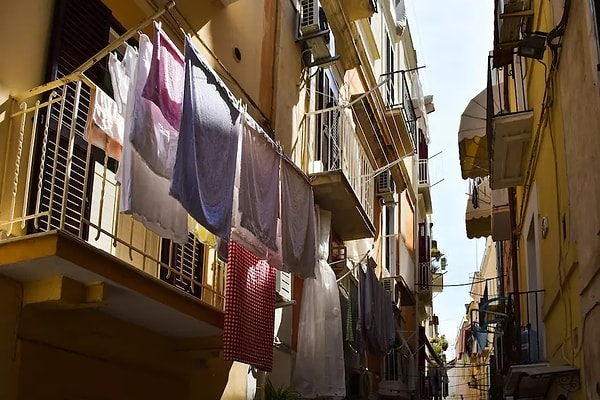 Under the new regulation approved by the PP and VOX coalition in the city council, hanging clothes on balcony railings and window sills visible from public spaces has been completely prohibited.