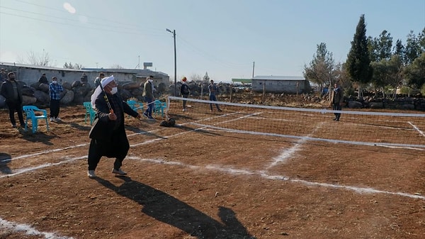 Köyde tenis merakı kısa sürede herkese yayıldı