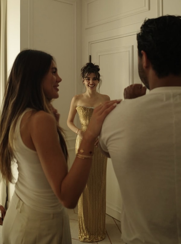 Dün Cannes Film Festival’ne üçüncü kez katılan ve her zamanki gibi nefes kesen Hande Erçel’in styling’ini bu kez kimin yapacağı büyük merak konusuydu.