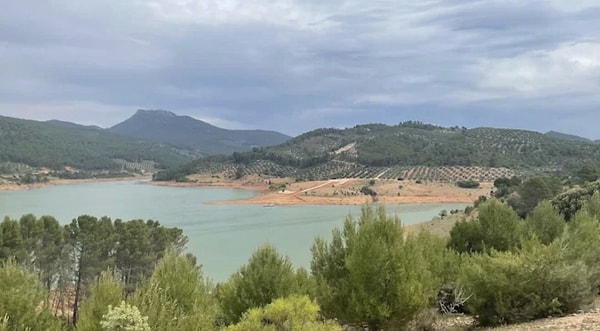 Barajın bir türlü tam kapasite çalışamamasının arkasında teknik sorunlardan ziyade siyasi ve bürokratik engeller yatıyor.