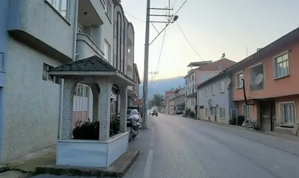 Bursa’da evlerin arasında yol kenarında bulunan ve halk arasında “gelin mezarı” olarak bilinen mezar, gizemini koruyor.