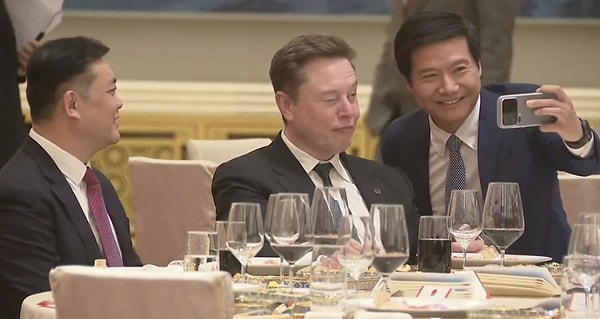 Elon Musk'la hayranı gibi selfie çeken kişi Xiaomi CEO'su çıktı. Musk'ın ünlü CEO'nun yüzüne bakmaması dikkatlerden kaçmadı.