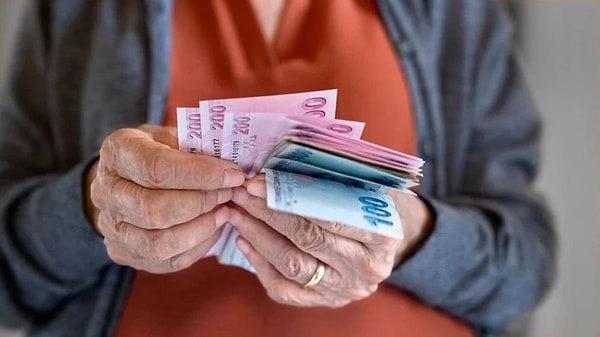 Bir emeklinin maaşının tamamı kesildi.
