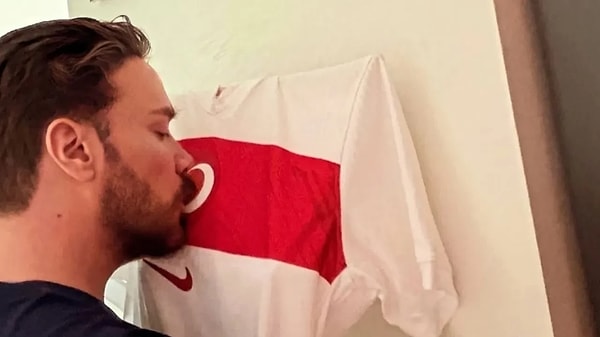 Şimdiyse Sinan Akçıl’ın “Türkler Geliyor” adını verdiği marşın tamamı yayınlandı.