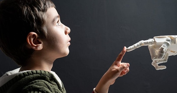 Çocuğunuza yapay zekanın sihir olmadığını, kendisini geliştirebilmesi için bir araç olduğunu mutlaka anlatın.