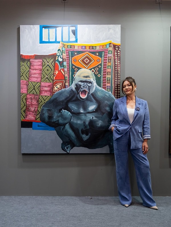 Türkiye’nin en güçlü aktrislerinden biri olan Nurgül Yeşilçay, içindeki sanat aşkını sadece kamera karşısında bırakmayıp tuvale de taşıyan nadir isimlerden biri.