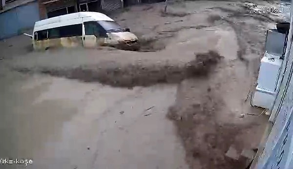 Kuvvetli yağışlar sonrasında ilçedeki dere taştı.