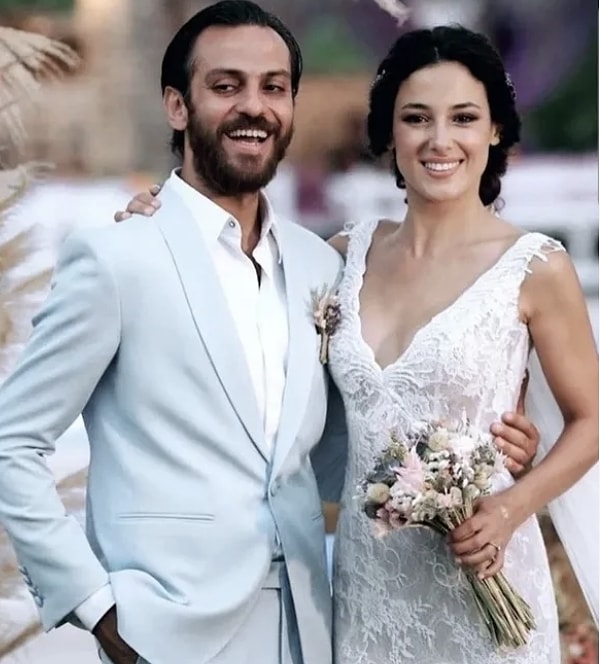 Erkan Kolçak Köstendil ve Cansu Tosun, magazin dünyasının en göz önünde ama bir o kadar da kendi halinde yaşamayı tercih eden çiftlerinden biri olarak gösteriliyordu.