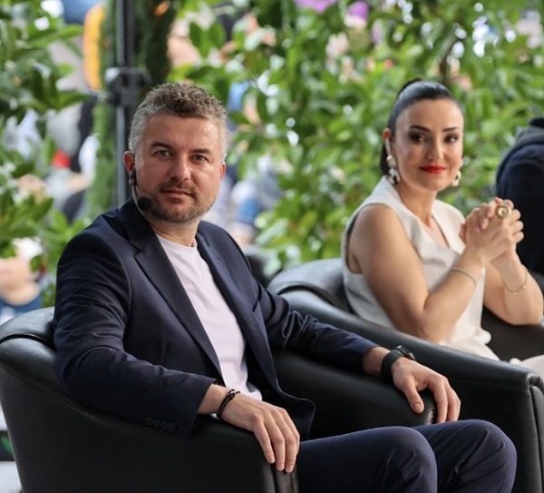 Sevcan Orhan has long been recognized as one of the most beloved figures in Turkish folk music, renowned for her powerful voice, interpretative prowess, and captivating stage performances.