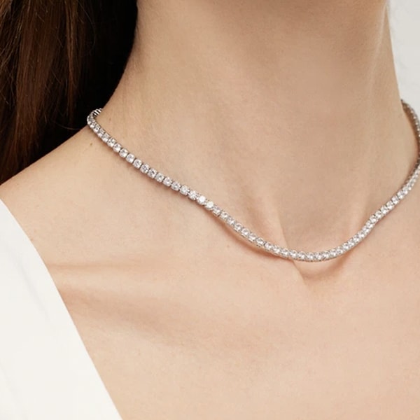 Zarafetiyle göz kamaştıran Merano Design su yolu kolye kadınlar için harika bir hediye alternatifi oluyor!