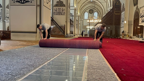 Bursa Ulu Cami Onarım Donatım ve Bakım Derneği Başkanı Hilmi Şanlı, Ulu Cami'nin Bursa'nın dünyaya açılan önemli pencerelerinden biri olduğunu vurguladı.