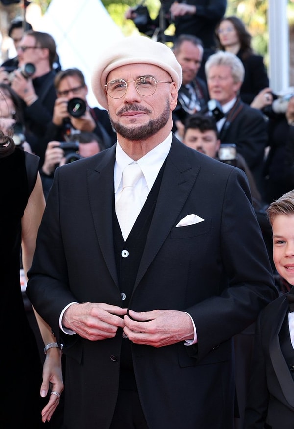 Şimdilerde 72 yaşında olan John Travolta, geçtiğimiz saatlerde Cannes Film Festivali kapsamında kırmızı halıda boy gösterdi.