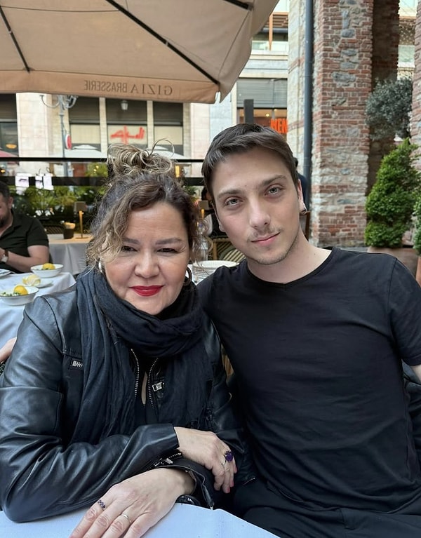 Yıllar sonra yeniden bir araya gelen Zeyno Günenç ve Eren Khamis’in son halleri ise sosyal medyada büyük yankı uyandırdı.