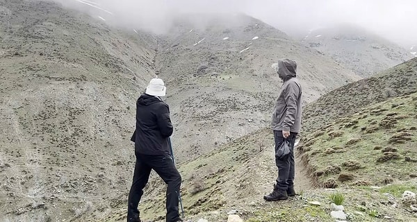 Mantar toplamak için kilometrelerce yürüyen Coşkun Menek ve Kemal Arduç, dağların sarp arazisinde yaklaşık 4 saatlik zorlu bir yürüyüşün ardından hedeflerine ulaştıklarını belirtti.