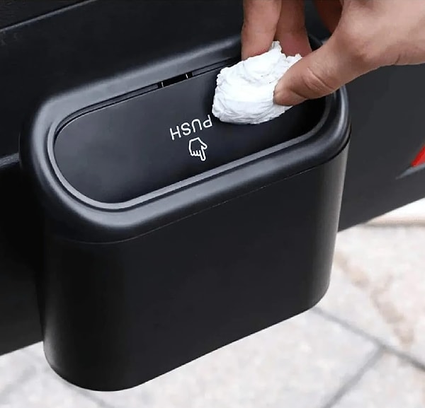 Yolculuk boyunca çıkan atıştırmalık paketleri, fişler veya peçeteler genellikle kapı ceplerine ya da koltuk aralarına sıkıştırılır.