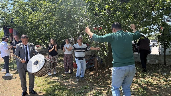 Erik hasadını göbek atarak yaptılar!
