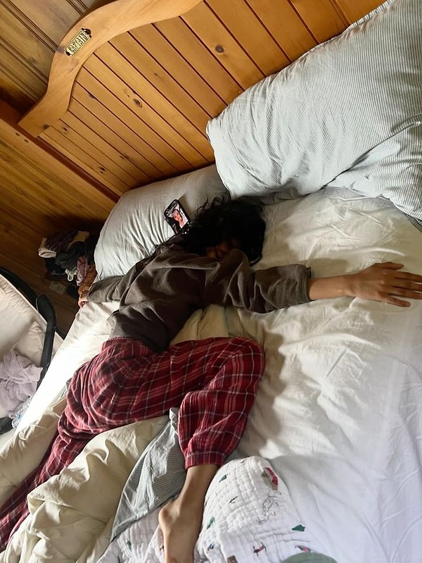 9. Yatağın içinde garip şekillere girip, kendi vücut esnekliğini test etmek veya tuhaf yoga pozisyonları denemek.