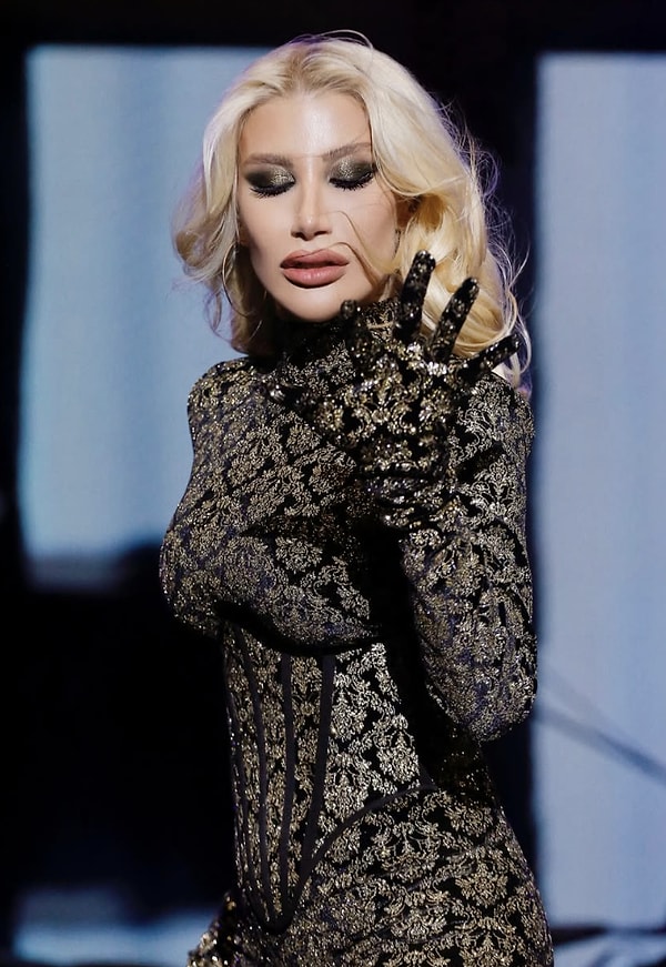 İrem Derici denince akla sadece hit şarkılar değil, aynı zamanda olaylı konserler, filtresiz açıklamalar ve kahkaha garantili sahne anları geliyor.