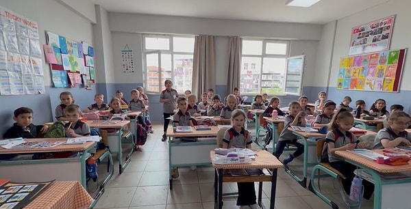 İlk günlerde büyük bir şaşkınlık ve sevinç yaşayan 2/F sınıfı öğrencileri, kısa sürede anne kumruyu bağrına bastı.
