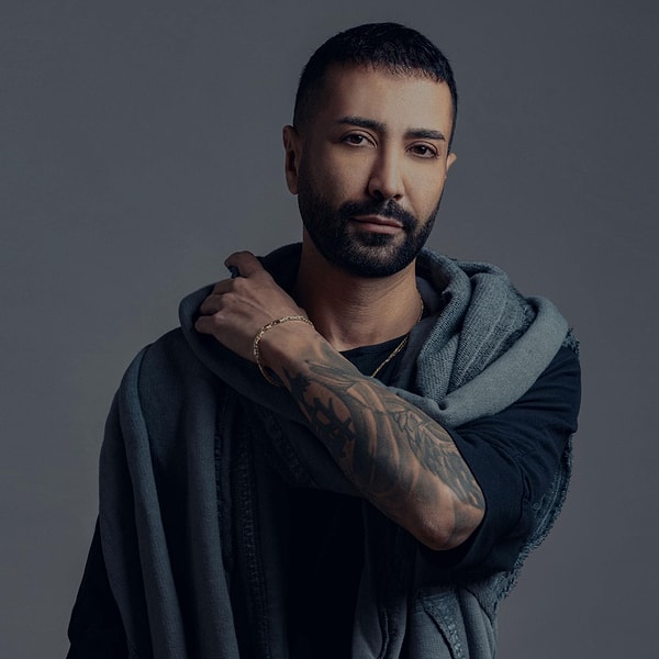 Türk pop müziğinin en güçlü erkek vokallerinden biri olarak gösterilen Tan Taşçı, yıllardır çıkardığı hit şarkılar ve kapalı gişe konserleriyle adından söz ettirmeye devam ediyor.