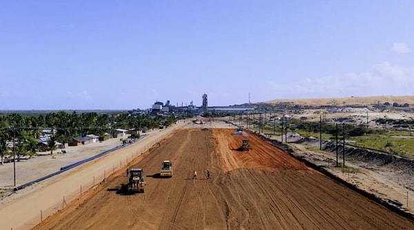 Operasyonun gerçekleştirildiği dönemde dünyayı kasıp kavuran COVID-19 pandemisi, uluslararası ekiplerin, tedarikçilerin ve malzemelerin hareketini kısıtlayarak projeyi büyük bir riske attı.