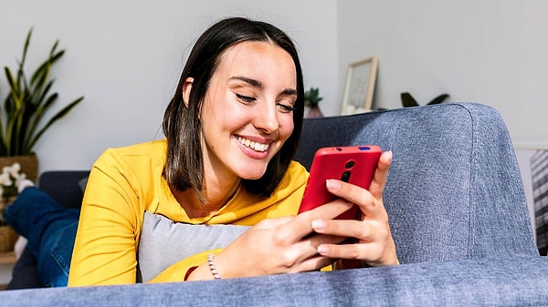 Kısa mesajlaşma, telefonun yarattığı o "anında yanıt verme" baskısını tamamen ortadan kaldırıyor.