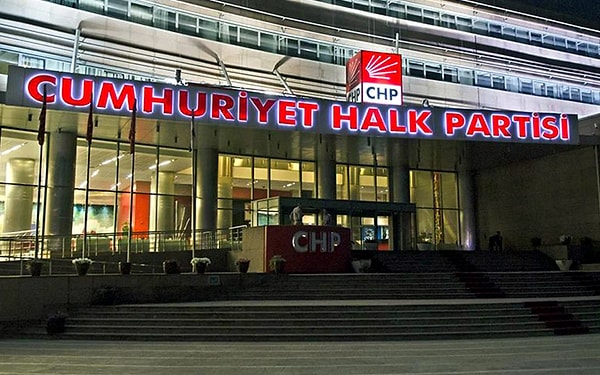Türk siyaseti tarihi günlerinden birini yaşıyor. CHP hakkında verilen mutlak butlan kararı Türkiye gündeminde ilk sıraya yerleşti.