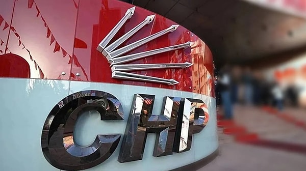 Cumhuriyet Halk Partisi'nde mahkemenin mutlak bulan kararı sonrası genel başkanlık görevine getirilen Kemal Kılıçdaroğlu ilk icraatını gerçekleştirdi.