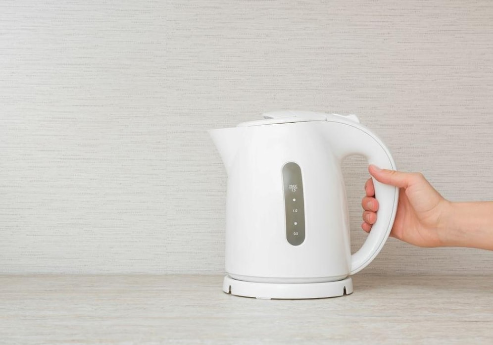 Bad News for Kitchens: Plastic Kettles Release Billions of Microplastics into Hot Drinks