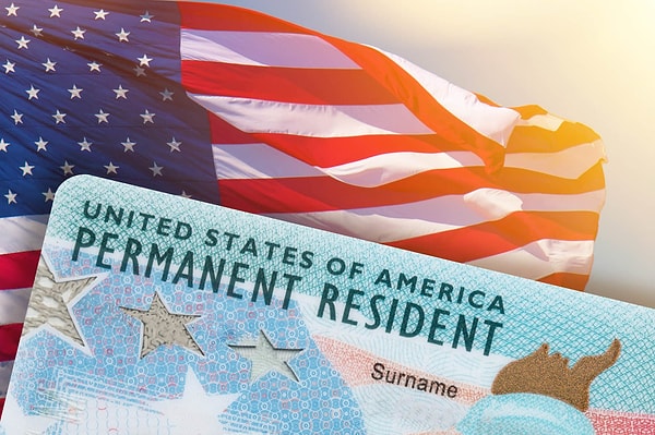 Amerika Birleşik Devletleri yönetimi, ülkeye geçici statüyle gelen bireylerin kalıcı ikamet hakkı olan Green Card'a geçiş süreçlerini yeniden düzenleyen kapsamlı bir değişikliği hayata geçirdi.