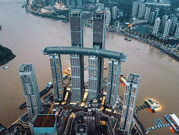 Yatay gökdelenler veya gökyüzü köprüleri (Singapur'daki Marina Bay Sands gibi) dünyada ilk değil; ancak The Crystal onu benzersiz kılan rekorlara sahip.