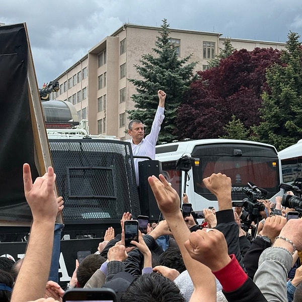 Özgür Özel TOMA'nın üzerine çıktı.