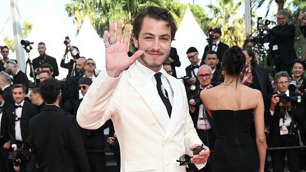 Röportajın devamında Türkiye ve Hollywood kıyaslamalarına da değinen genç oyuncu, ülkesinin kültürünü öne çıkaran yanıtlar vermeye devam etti.