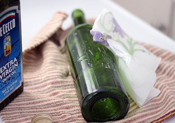 While repurposing jam, sauce, or pickle jars from the supermarket is a fantastic idea, the frustration of damaging our nails or scratching the glass while trying to remove the glue residue can be quite off-putting.