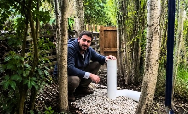 The brilliance of this project rests on a simple physical truth: the temperature beneath the ground, between 1.5 to 3 meters deep, remains unaffected by the weather conditions on the surface and stays constant at all times.