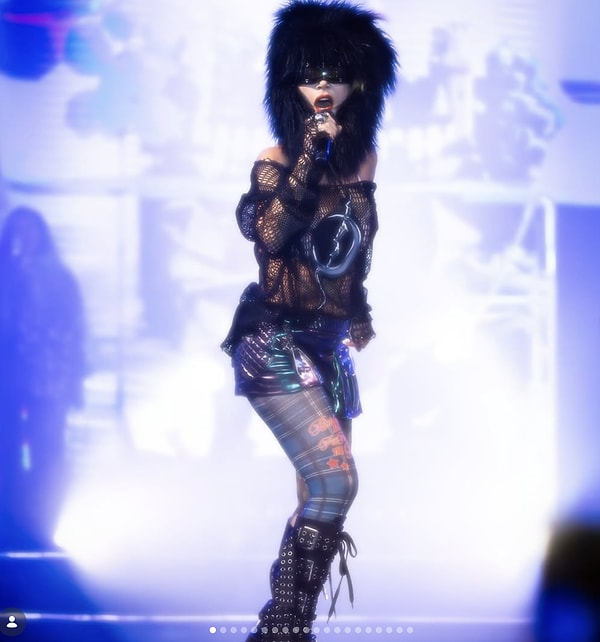 Her konserinde farklı bir imajla karşımıza çıkan Hande Yener, bu kez siyah kanatlar, parlak yeşil saçlar ve kırmızı/siyah kıyafetler tercih etti.