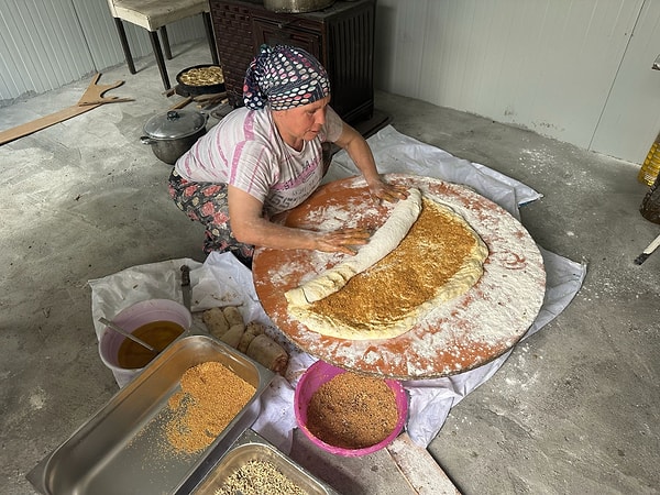 Odun ateşinde ağır ağır pişen zengin içerikli bayram çörekleri, kalitesine ve bol malzemesine göre 150 ile 180 lira arasında alıcı buluyor.