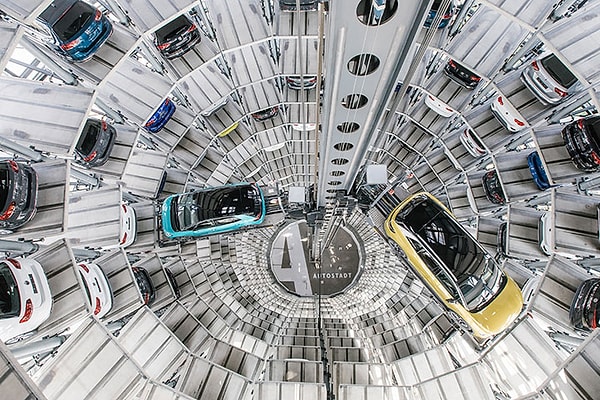 Each tower flawlessly transporting an average of 500 cars daily, not only showcases logistical efficiency, but also creates a spectacular visual feast.