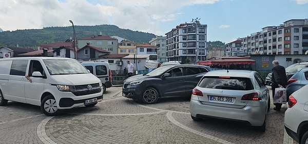 Cide’de yaşanan bu ani nüfus patlaması ve trafik yoğunluğu, sakin bir yaşama alışkın olan ilçe halkını da şaşkına çevirdi.