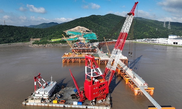 Toplam uzunluğu 3.118 metre, deniz geçiş bölümü 2.754 metre ve güverte genişliği tam 68 metre olan Xihoumen Köprüsü, kırılması güç dünya rekorlarına ev sahipliği yapıyor: